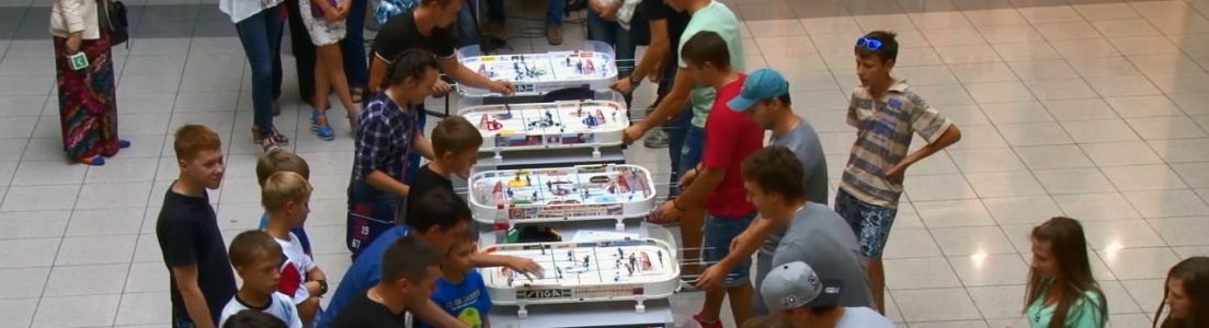 Хоккеисты сыграли с болельщиками в настольный хоккей